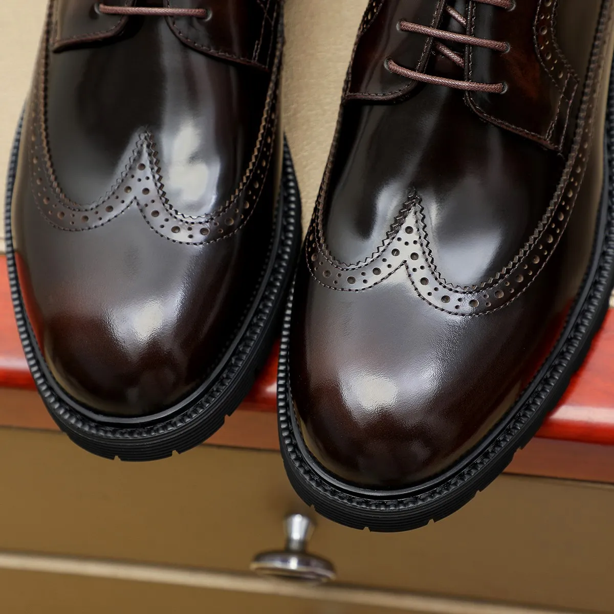 Men's shoes 💰620 💰 Louis Vuitton LV ® Autumn and Winter 🆕 models 🔛Full shoe counter First layer cowhide, 🐂leather lined casual shoes for men, super soft outsole, essential for driving. Counter synchronized original first layer cowhide completely 1:1 mold customization 🌹Top version, 2 colors available! Number: 38-45 (37.46. Customized)